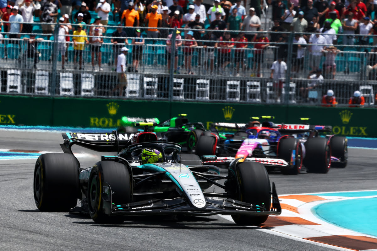 Lewis Hamilton A Aim Comp Titionner Contre Magnussen Lors De La Course