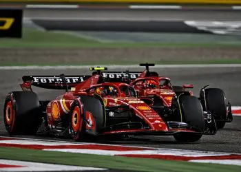 Sainz triunfa apesar de problemas nos freios para garantir pódio no Grande Prêmio do Bahrein