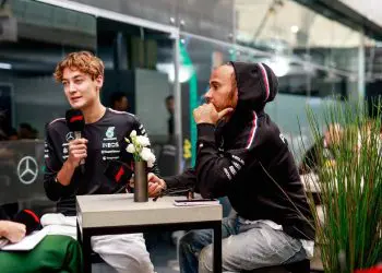 George Russell revela estar recebendo notificações no celular sobre possíveis substitutos para Lewis Hamilton, que está indo para a Ferrari.