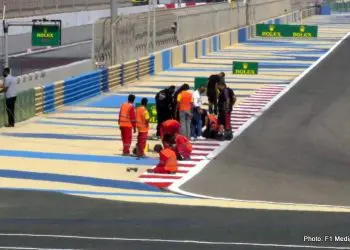 Bahrain F1 testes afetados por tampa de drenagem solta pela segunda vez.