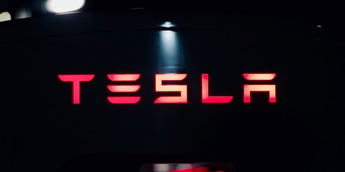 Está preparado para ver isto? Este Tesla já dobra roupa sozinho!