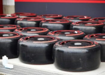 Vídeo: Como os pneus de F1 são montados