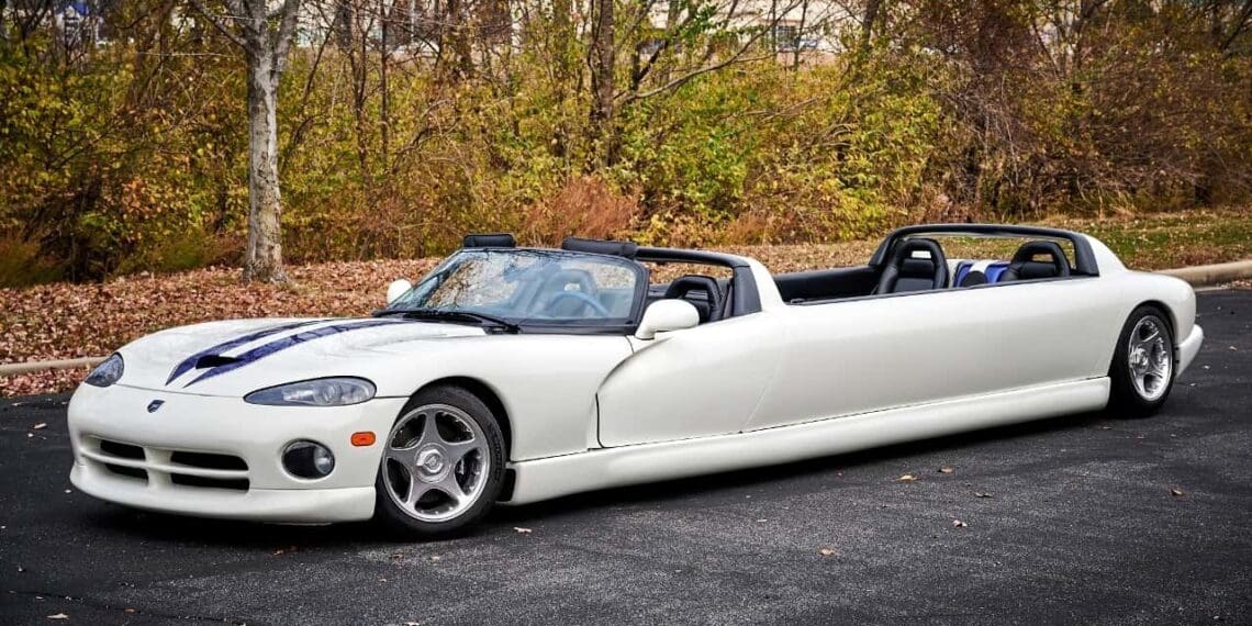 Está à venda um Dodge Viper com 8 metros. E o preço também não é pequeno