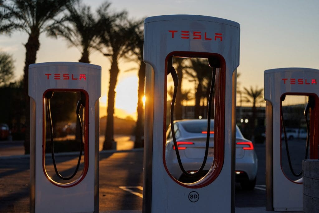 A Previsão Ousada de Musk para 2025 Faz as Ações da Tesla Dispararem, mas os Analistas Questionam a Ambiciosa Meta de Crescimento em Meio à Aumento da Concorrência