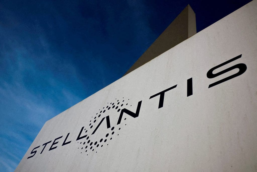 O Congresso exige que a Stellantis honre o compromisso de investimento de 1,5 mil milhões de dólares com os Trabalhadores Automóveis Unidos devido a tensões.