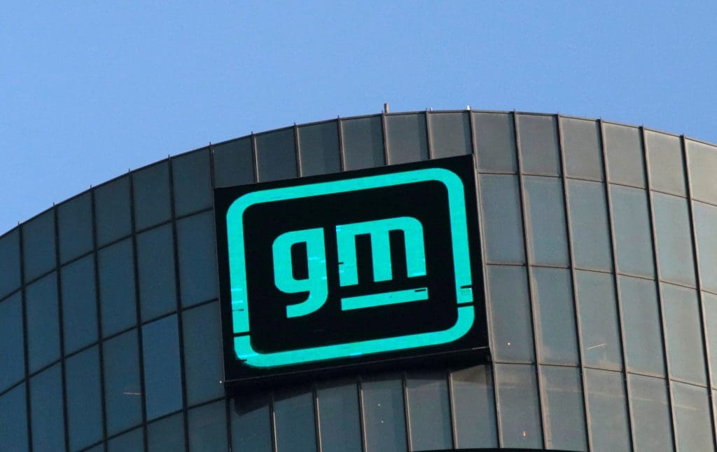 A General Motors corta 1.000 empregos em meio a um aumento de lucros, provocando a indignação dos funcionários e do UAW.