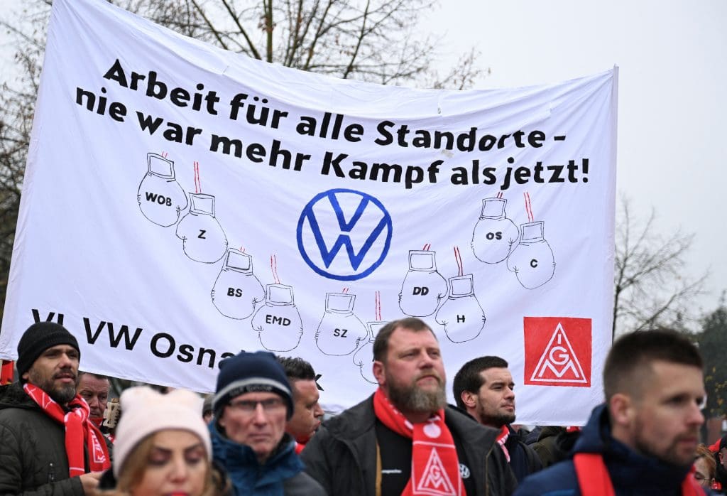 Alerta de Greve! Trabalhadores da Volkswagen na Alemanha Aumentam a Pressão, Exigem Aumento Salarial de 7% com Ameaças de Fecho de Fábricas