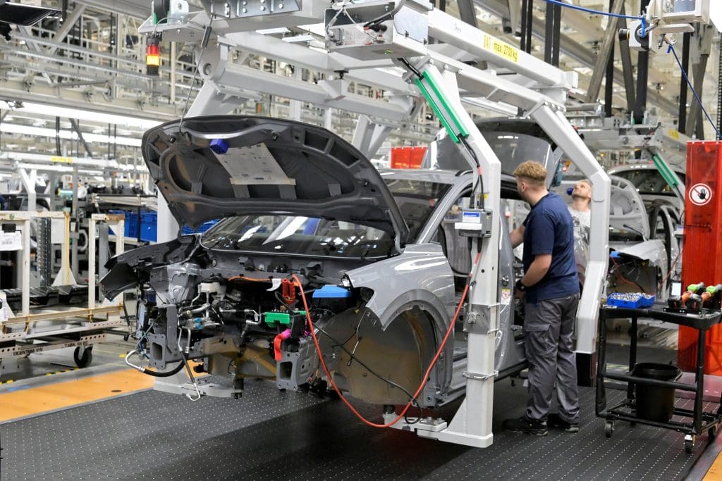 Crise de 18 mil milhões de dólares do Grupo Volkswagen: Fábricas em risco com cortes salariais propostos para evitar despedimentos.