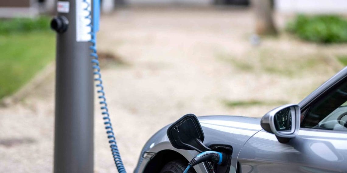 Galp transforma postes de iluminação pública em carregadores de veículos elétricos