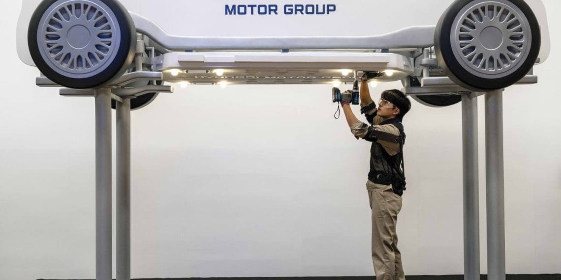 Hyundai apresenta o robô vestível para aumentar a eficiência e reduzir lesões