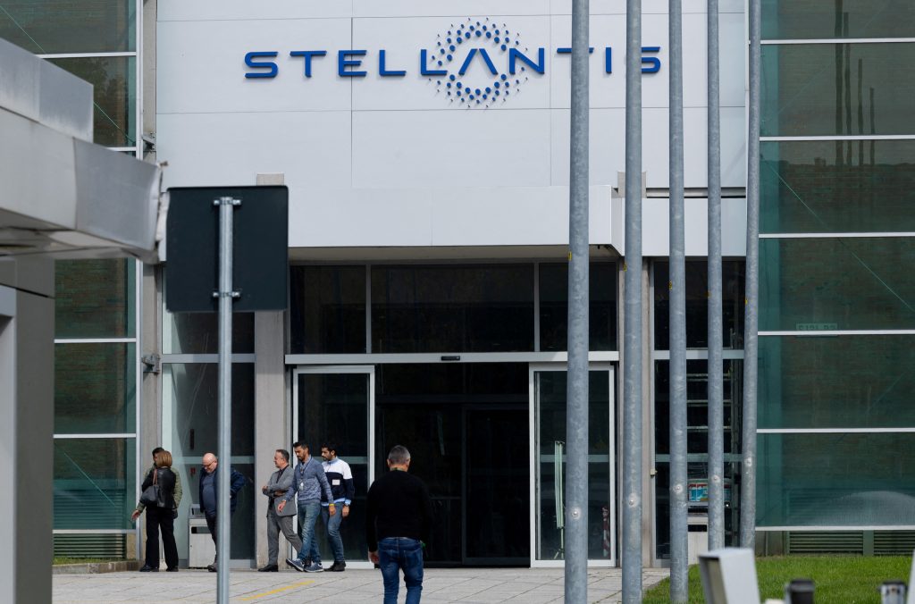 A Stellantis prolonga a paragem da produção na fábrica de Mirafiori, em Itália, devido à fraca procura de automóveis elétricos e de luxo.