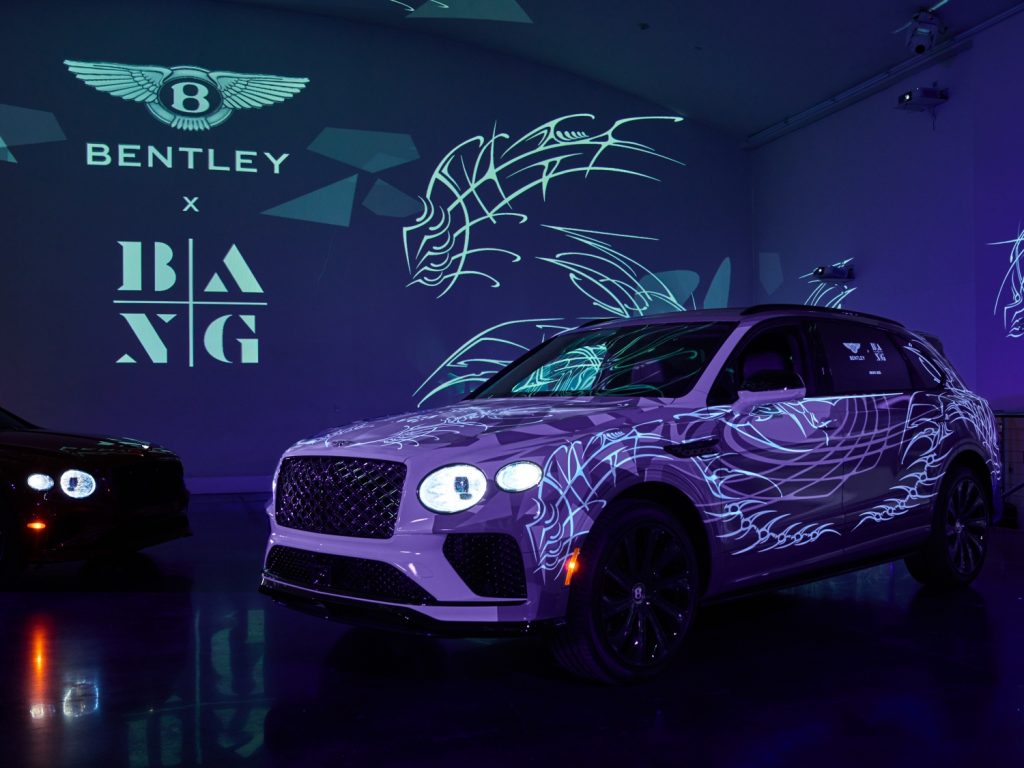 Bentley Bentayga tatuado com tinta que muda de cor