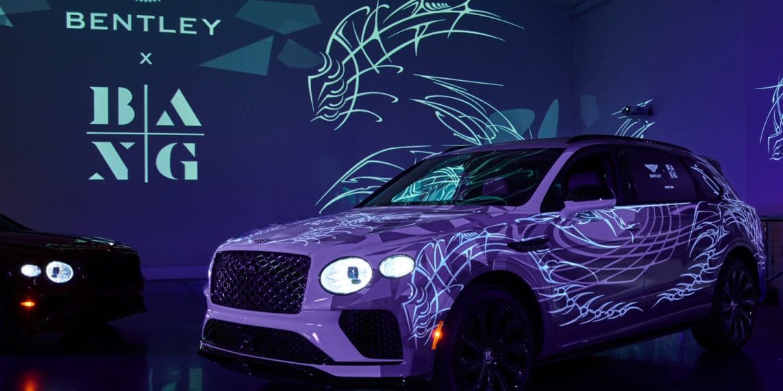 Bentley Bentayga tatuado com tinta que muda de cor