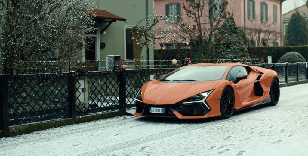 Mensagem de Natal da Lamborghini chega de Revuelto