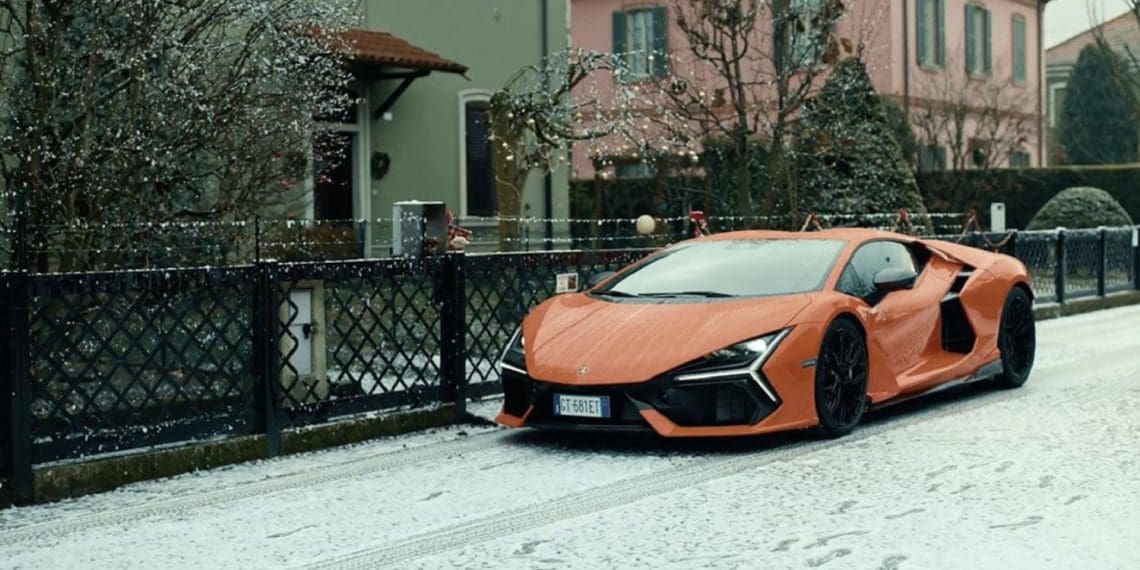 Mensagem de Natal da Lamborghini chega de Revuelto