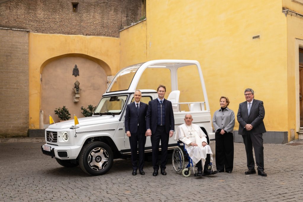 Mercedes-Benz entregou o primeiro Papamóvel elétrico ao Papa Francisco