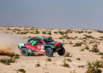 Yazeed Al Rajhi abandonou Dakar e Stéphane Peterhansel atrasou-se; Carlos Sainz perfila-se como líder
