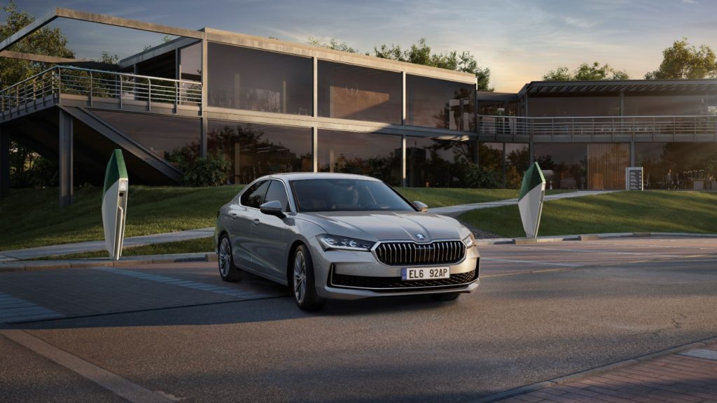 Skoda Superb ganha versão híbrida plug-in