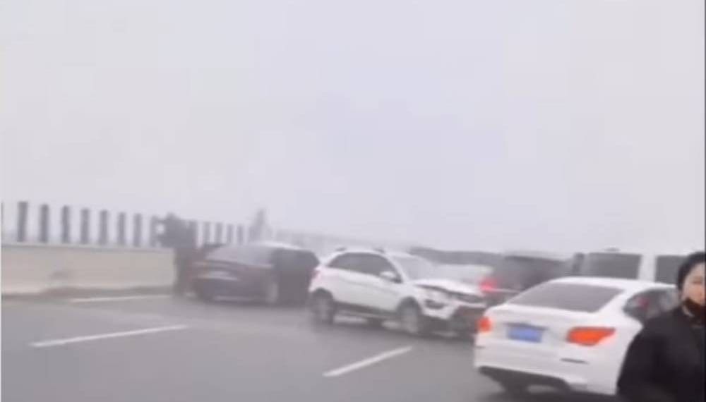 Acidente em cadeia na China envolve mais de uma centena de automóveis