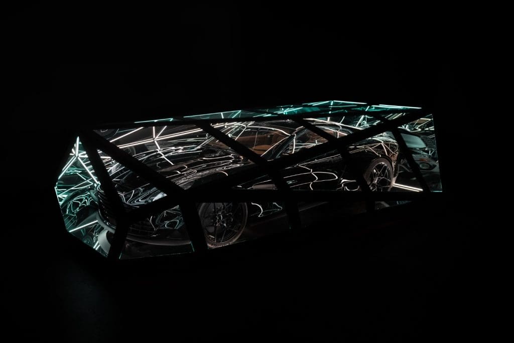 Aston Martin Vanquish inspira obra de arte