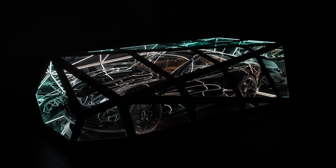 Aston Martin Vanquish inspira obra de arte