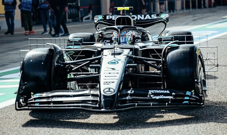 VIDEO – Mercedes‘ Andrea Kimi Antonelli Tops the Charts in Formula 1 Pre-Season Testing: Highlights from Wednesday AM Session