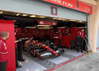 Lewis Hamilton Takes the Lead in F1’s Bahrain Pre-Season Test: A Smooth Start for Ferrari