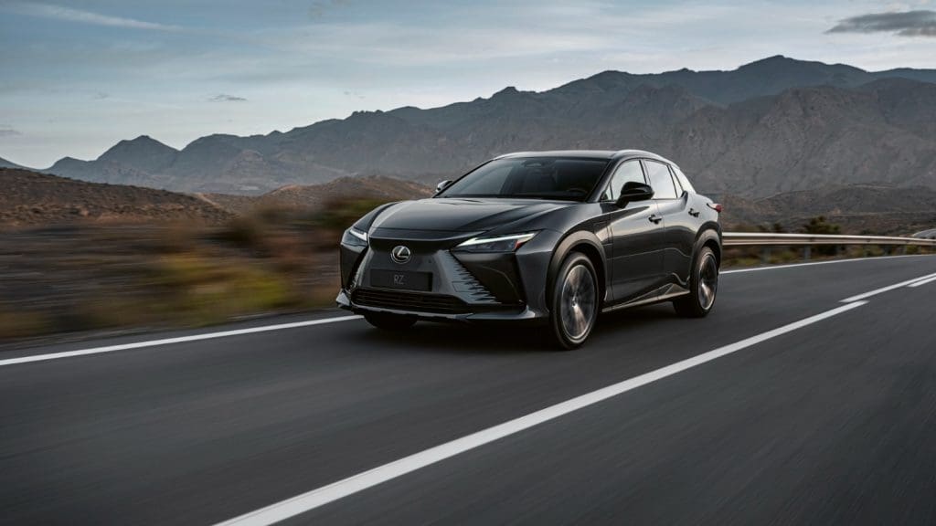 Lexus RZ ganha versão de tração dianteira