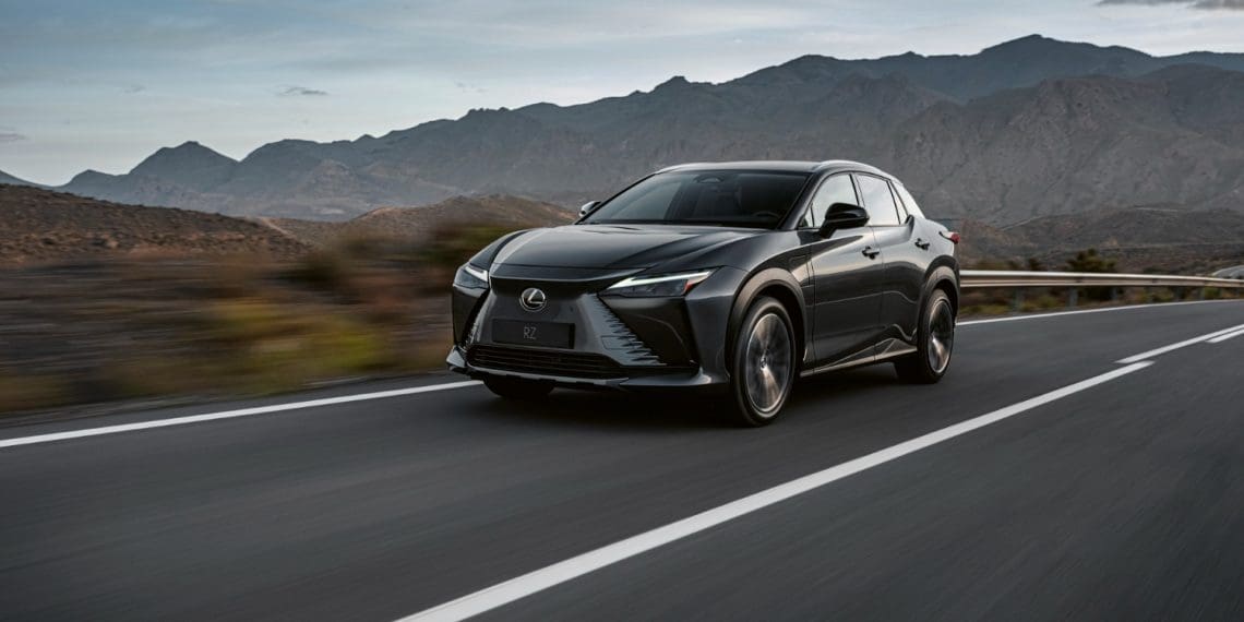 Lexus RZ ganha versão de tração dianteira