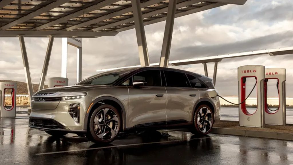 Lucid Gravity já pode usar a rede de supercarregadores da Tesla