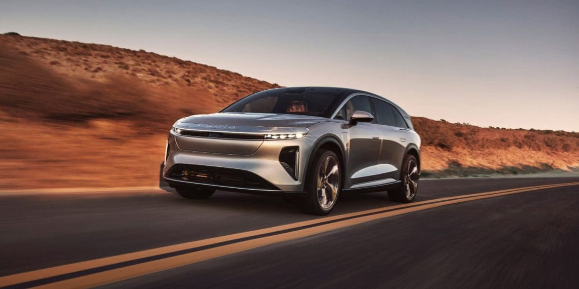 Lucid Gravity já pode usar a rede de supercarregadores da Tesla