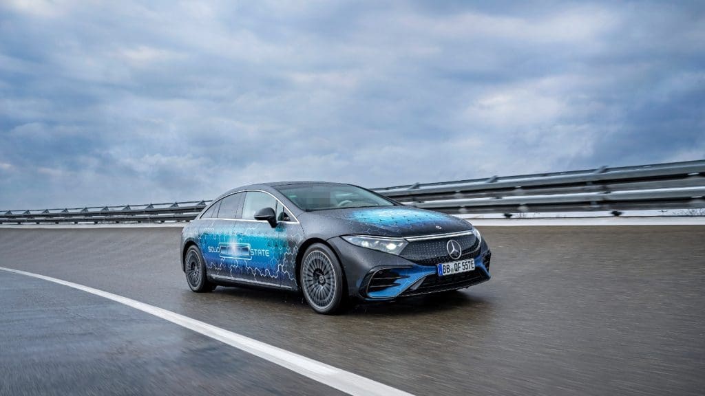 Mercedes-Benz testa baterias em estado sólido com autonomia até 1.000 km