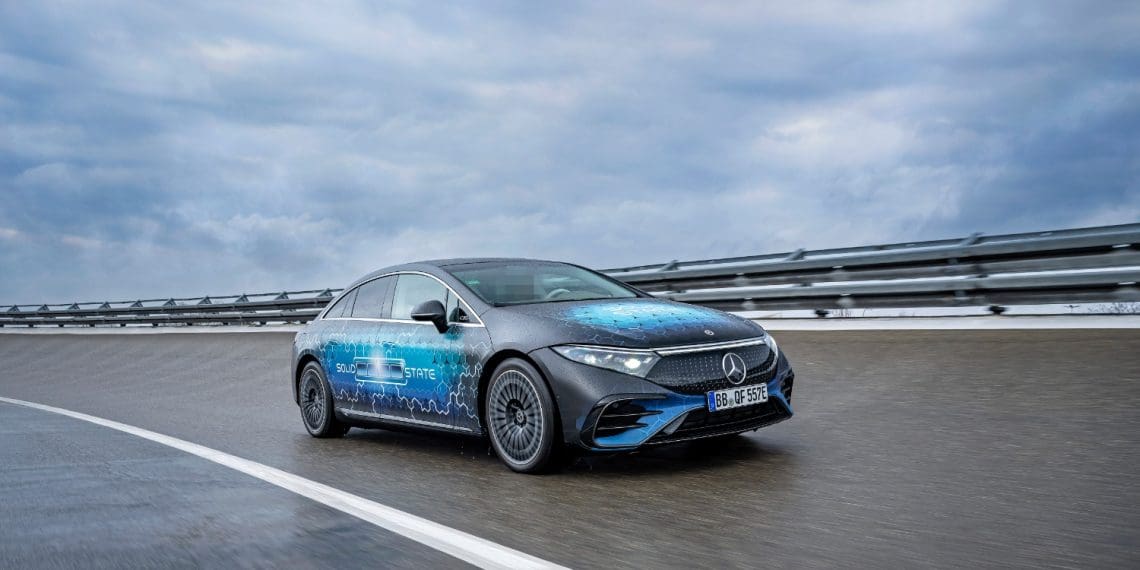 Mercedes-Benz testa baterias em estado sólido com autonomia até 1.000 km