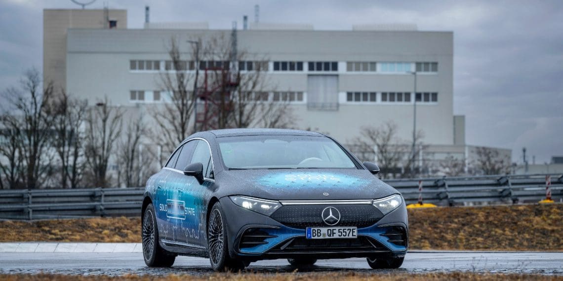 Mercedes-Benz testa baterias em estado sólido com autonomia até 1.000 km
