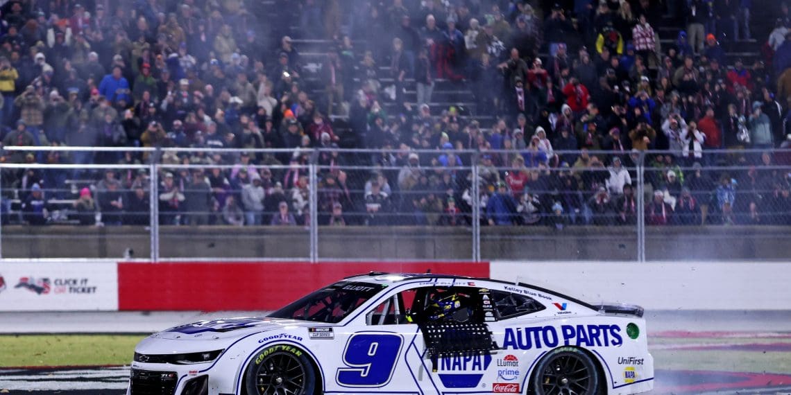 VIDEO: Chase Elliott Dominates The Clash at Bowman Gray, Seals Victory With Jaw-Dropping Burnout