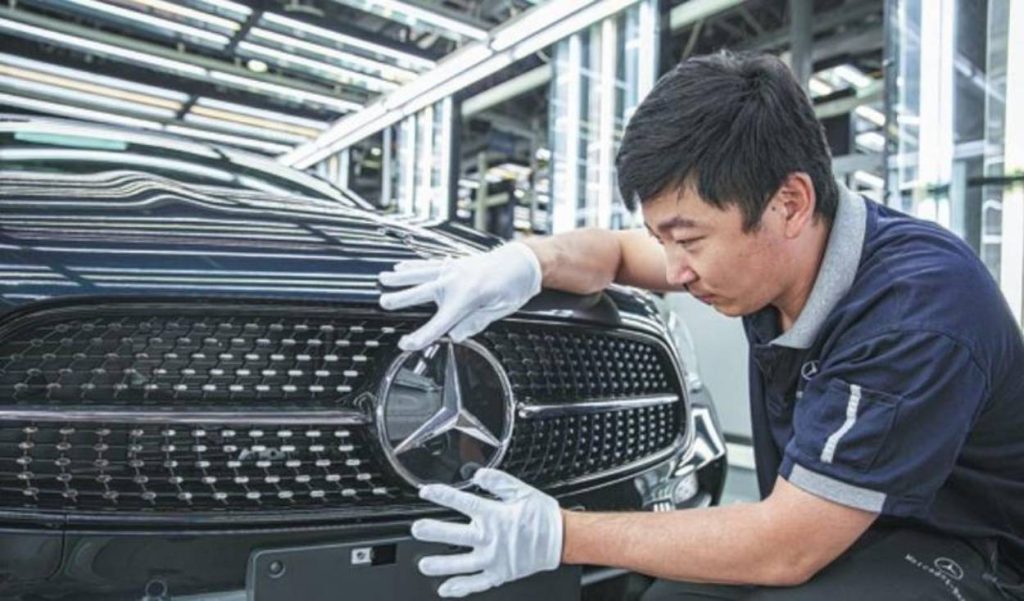 Mercedes-Benz confirma demissões na China e redução de força de trabalho em 15%