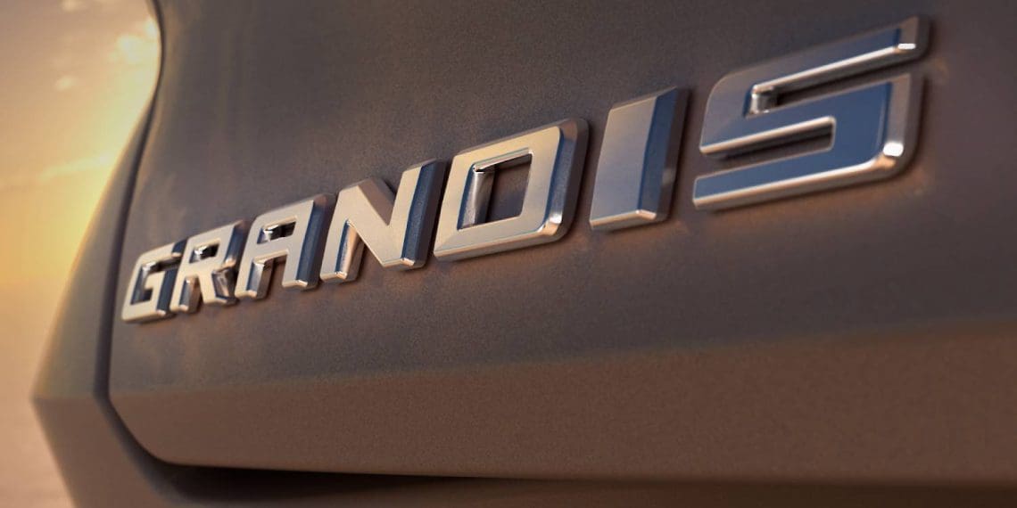 Mitsubishi recupera o nome Grandis, agora como SUV híbrido