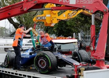 VIDEO – Carlos Sainz’s Unexpected Crash Triggers Strategic Role Shift in Williams Team at Australian Grand Prix