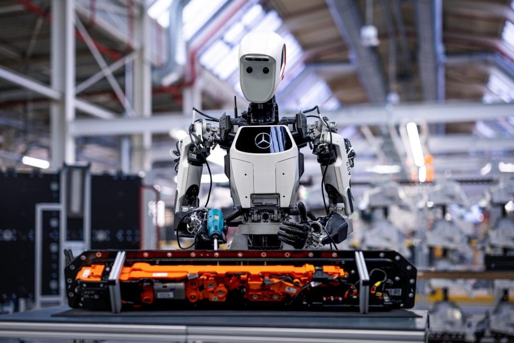 Mercedes testa robôs humanoides aprimorados por IA na produção de veículos elétricos
