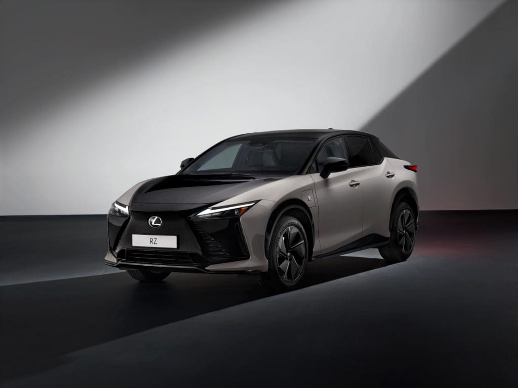 Renovado Lexus RZ chega com mais potência, maior eficiência e desempenho dinâmico