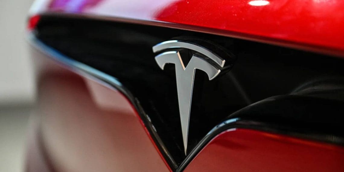 Incêndio destrói 17 veículos da Tesla em Itália
