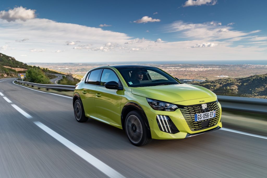 Peugeot E-208 ganha maior autonomia