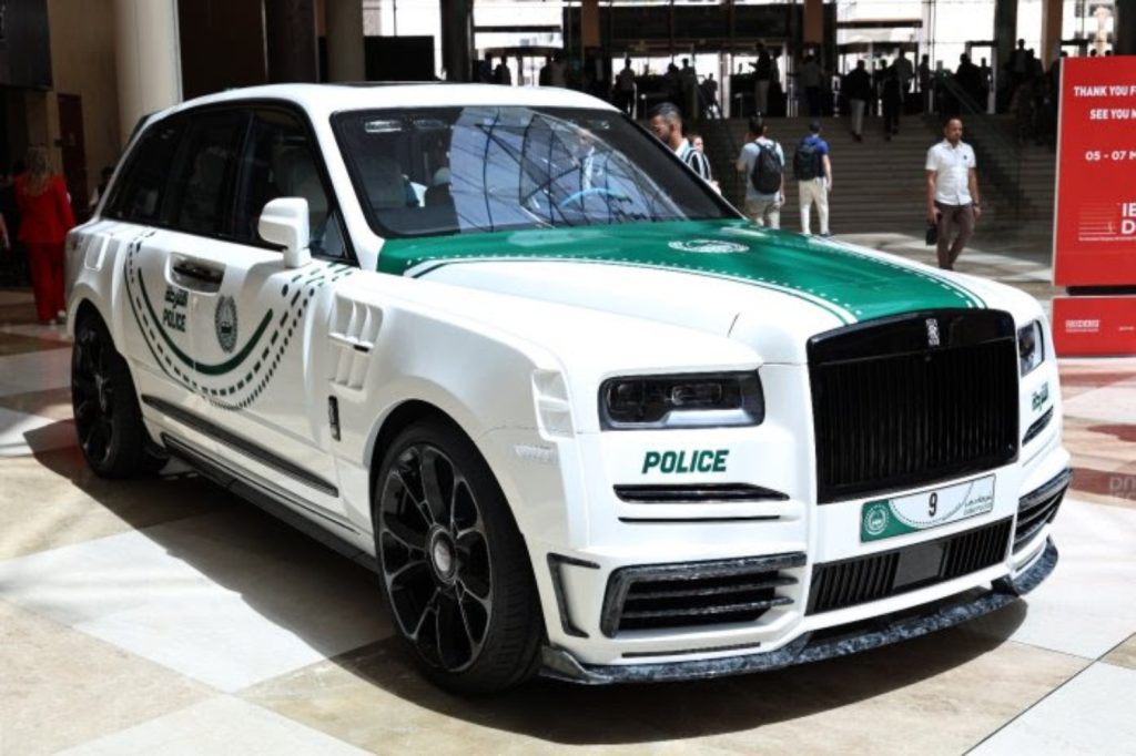 Rolls-Royce Cullinan da Mansory junta-se à garagem de luxo da Polícia do Dubai
