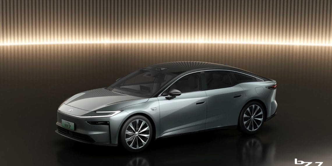 Toyota apresenta o novo bZ7: uma berlina 100% elétrica para o mercado chinês