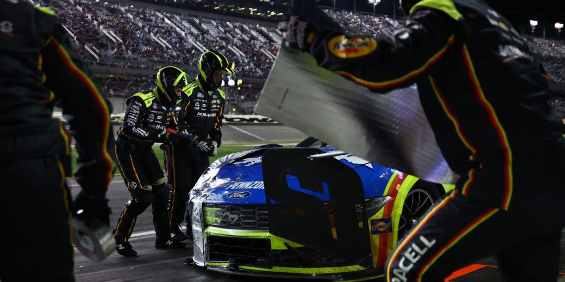 Fans Revolt as Roger Penske’s Pit Crew Decision Triggers Chaos and Controversy