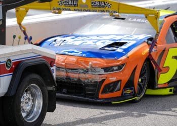 Kyle Larson’s Darlington Disaster: Heart-Wrenching Crash Crushes NASCAR Fans’ Hopes