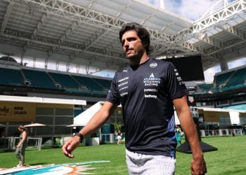 Shocking Revelations: Sainz Unveils Hamilton’s Struggles and F1 Team Dynamics