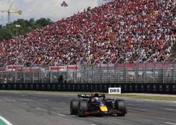 Max Verstappen gives a lesson to Mclaren and wins Imola