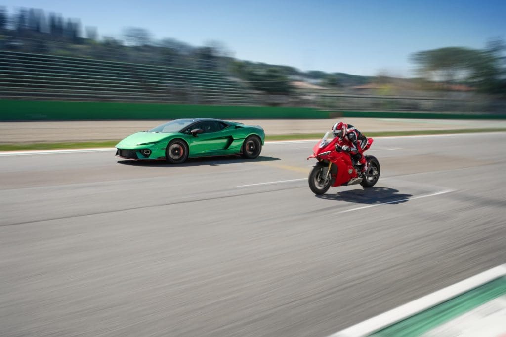 Lamborghini Temerario enfrenta a Ducati Panigale V4