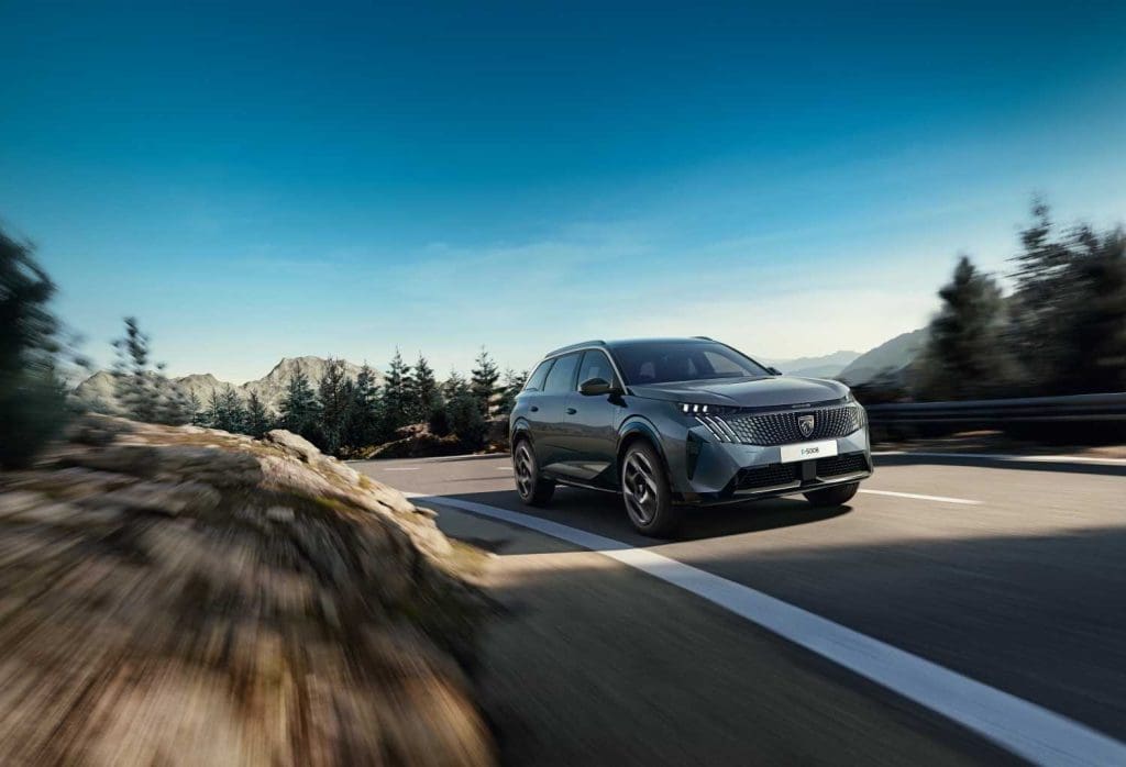 Peugeot E-3008 e E-5008 mais potentes e com tração integral chegam no verão